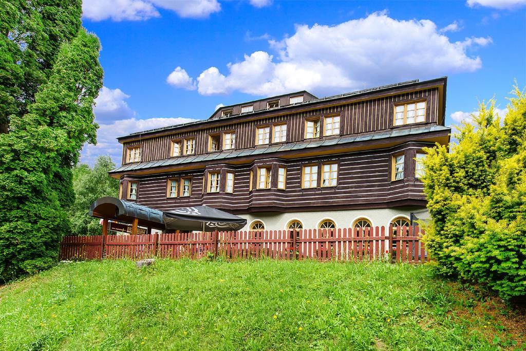 Alpsky Hotel Szpindlerowy Młyn Zewnętrze zdjęcie