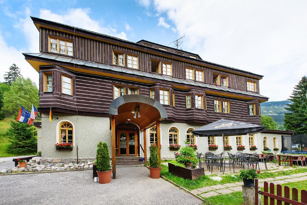 Alpsky Hotel Szpindlerowy Młyn Zewnętrze zdjęcie